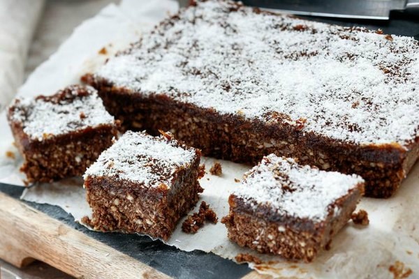Raw date and coconut slice