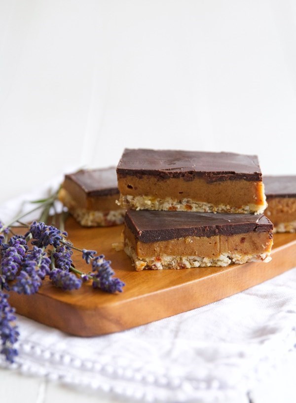 Raw salted caramel slice