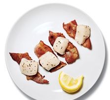 Raw scallops on bacon