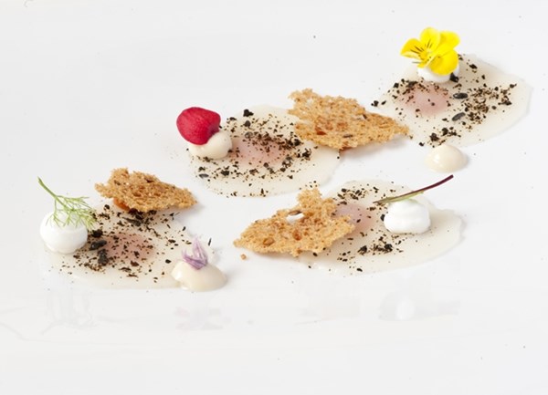 Raw scallops, three sauces and black lemon