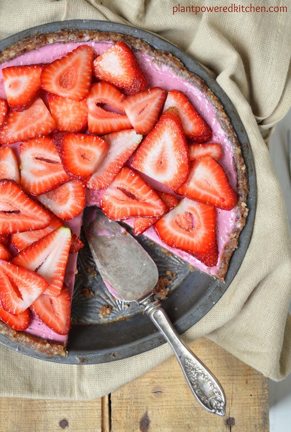 Raw strawberry pie