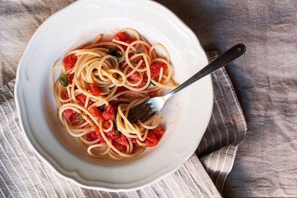 Raw tomato sauce (Salsa cruda di pomodoro)
