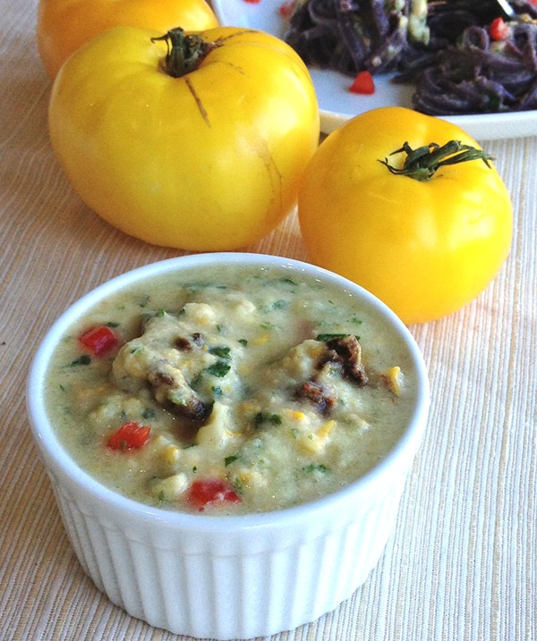 Raw yellow tomato sauce
