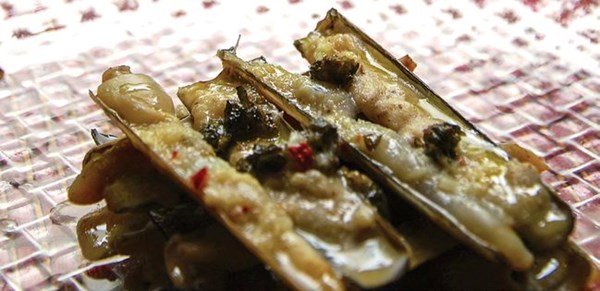 Razor clams in pickled lemon sauce with potato purée (Navajas en escabeche de limón y pure de patatas)