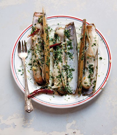 Razor clams with chiles and garlic (Navajas al ajillo) 