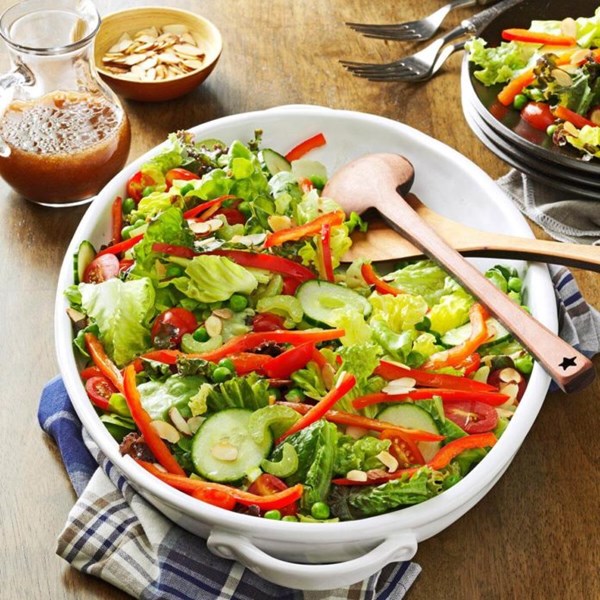 Red & green salad with toasted almonds