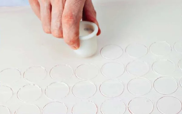 Red & white discs [chocolate - flat sheet techniques]