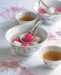 Red and white glutinous rice balls in syrup (Kueh ee)