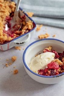 Red berry & pear crumble