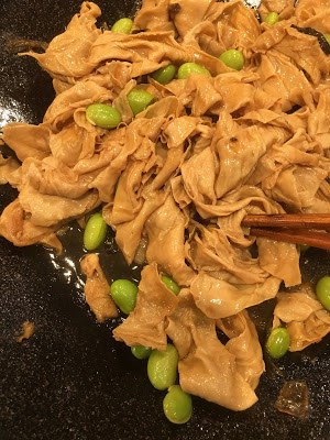 Red-braised soy skins (Hóngshāo fŭpí / 紅燒腐皮)