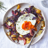 Red cabbage and roast potato hash with caramelised apples & thyme