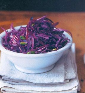 Red cabbage salad with pistachios (Salade de chou rouge aux pistaches)