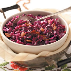 Red cabbage with apple