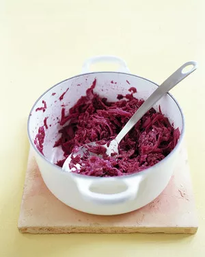 Red cabbage with apple