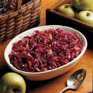 Red cabbage with apples
