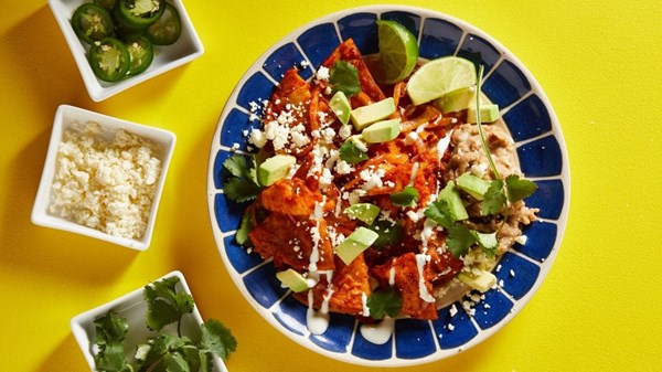 Red chilaquiles (Chilaquiles rojos)