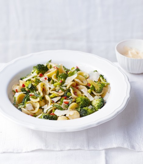 Red chilli and broccoli pasta