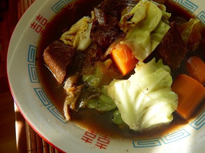 Red cooked beef soup with beer (Hēipíjĭu hóngshāo níuròu tāng / 黑啤酒紅燒牛肉湯)