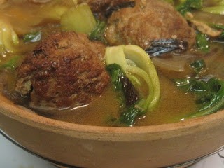 Red-cooked lion heads (Hóngshāo shīzitóu / 紅燒獅子頭)