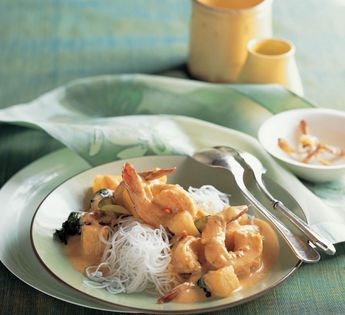 Red curry shrimp with pineapple (Gaeng kua goong sapparote)