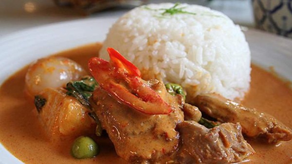 Red duck curry (Kaeng ped pett yang)