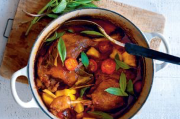 Red duck curry with pineapple (Gaeng ped phed sapparot)