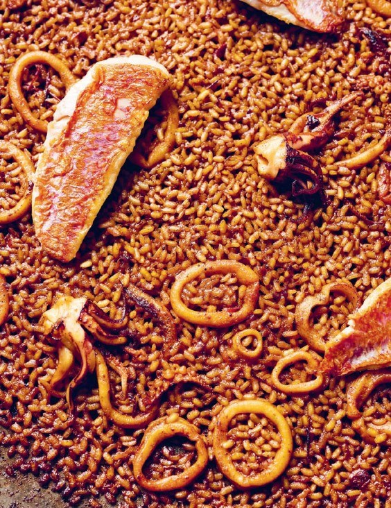 Red mullet and squid paella (Arroz de salmonete y calamar)