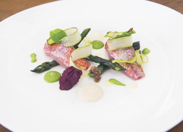 Red mullet with purple asparagus, mayonnaise, gin and lemon