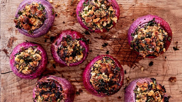 Red onions stuffed with parsley breadcrumbs
