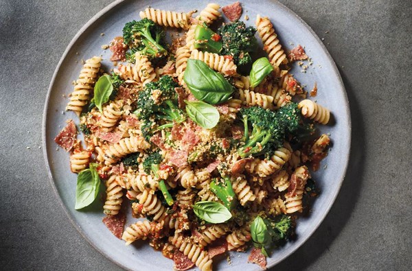 Red pepper & crispy salami pasta