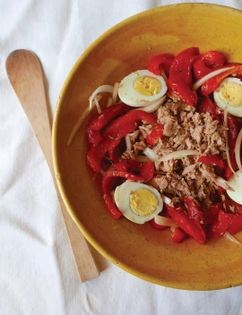 Red pepper, onion, and tuna salad (Ensalada de pimientos rojos asados, cebolla y atún)