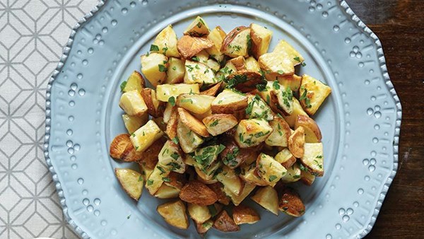 Red potatoes with crispy garlic chips