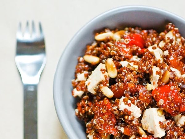 Red quinoa salad with bell peppers and pine nuts (Salade de quinoa rouge, poivrons et pignons)