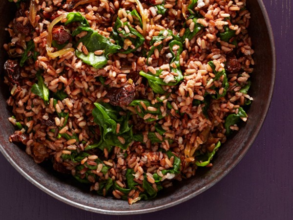 Red rice with spinach and dried cherries