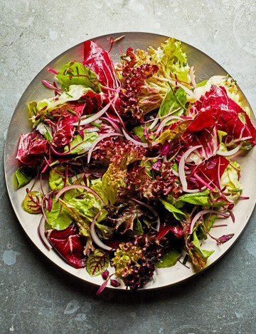 Red salad with a punchy dressing