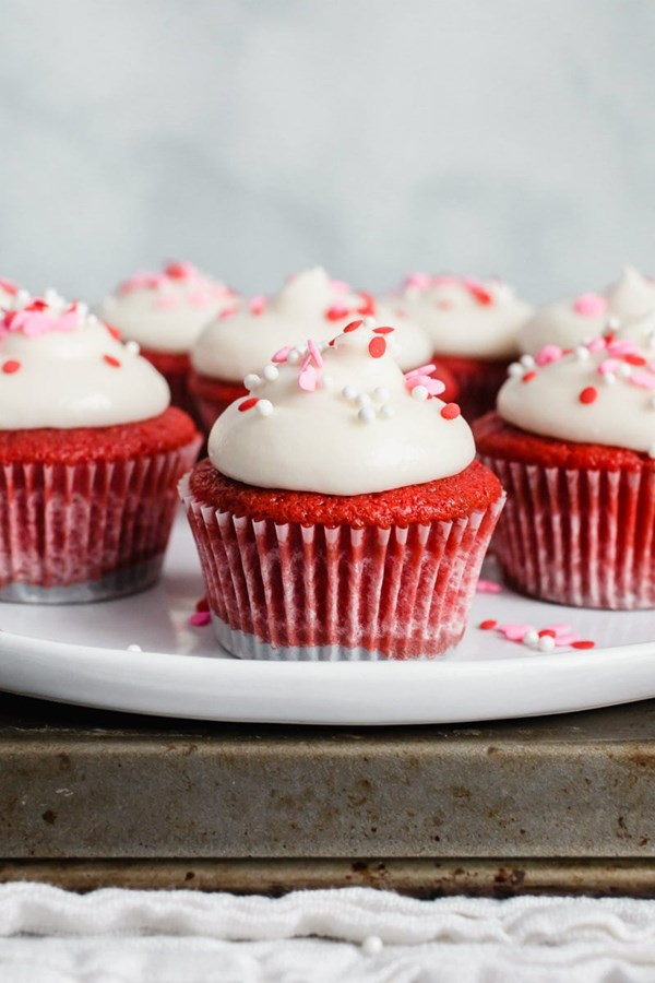 Red velvet cupcakes [buttercream frosting]