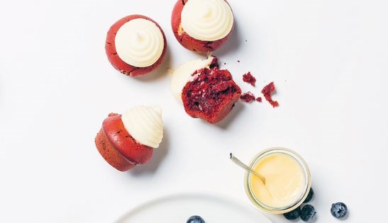Red velvet muffins w white chocolate