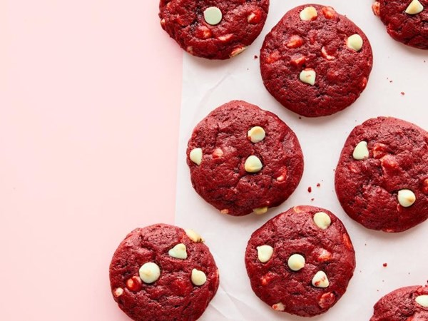 Red velvet-white chocolate cookies 