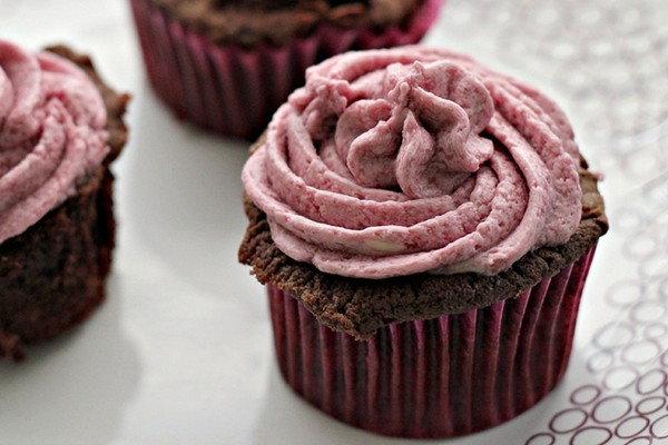 Red wine buttercream frosting