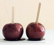 Red wine caramel apples