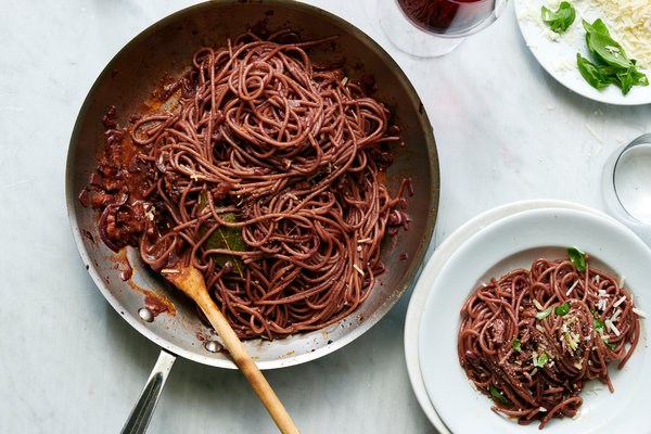 Red wine spaghetti with pancetta