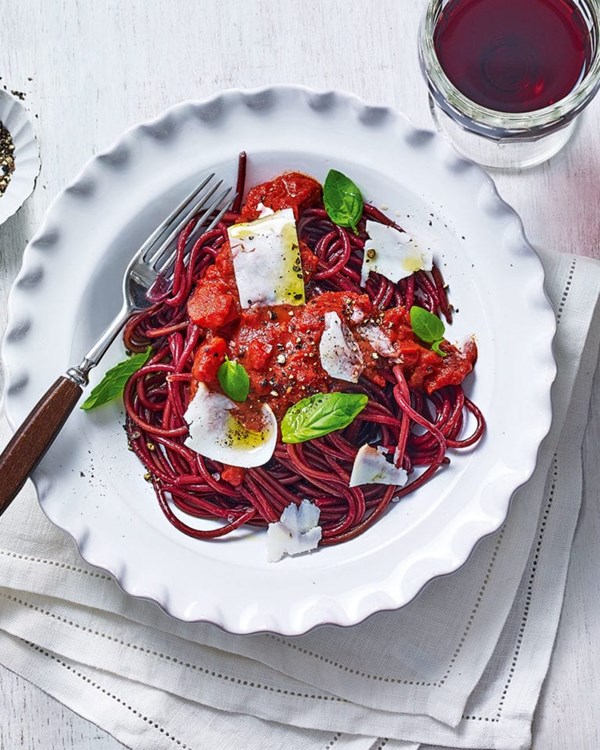 Red wine spaghetti with tomato, goat's cheese and basil