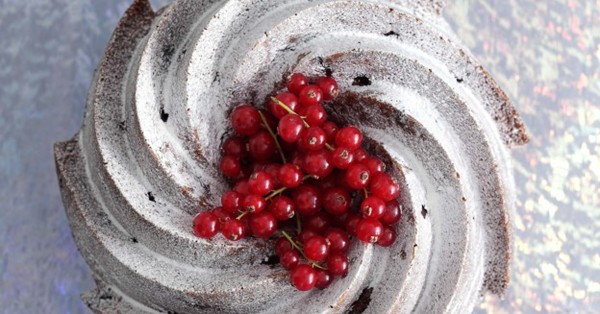 Redcurrant and lemon bundt cake