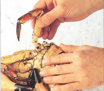 Removing cooked crabmeat from the shell