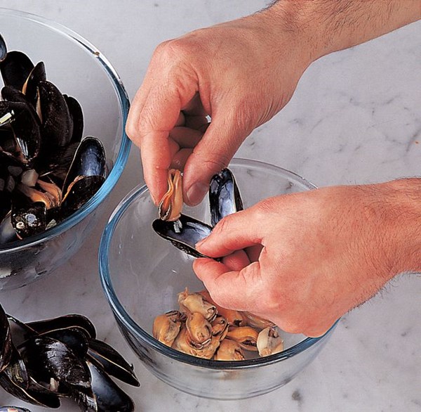 Removing the rubbery ring of a mussel