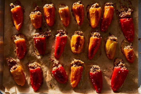Requeijão & sausage–stuffed mini peppers 