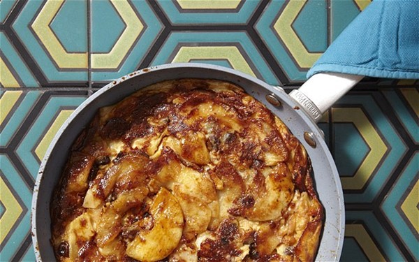 Reuben's apple skillet cake