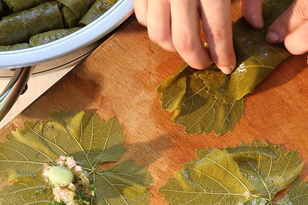 Rhodes-style grape leaves stuffed with broad beans and bulgur (Dolmades me koukia kai pligouri apo tin Rodo)