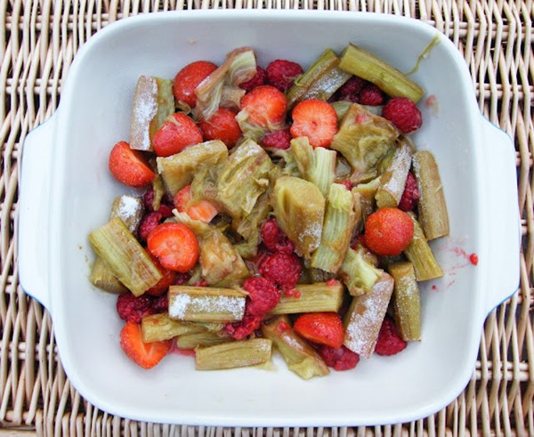 Rhubarb & berry crumble