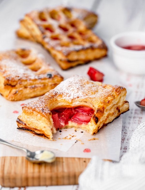 Rhubarb & custard puff pockets